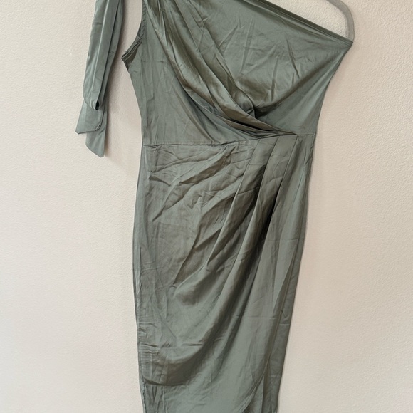 Dress Elegant One-Shoulder Green Dress - Picture 1 of 5